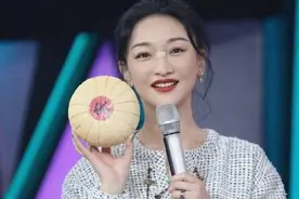 周迅玩手机被砸脸，鼻梁受伤流血，网友：给女神众筹个手机支架图片