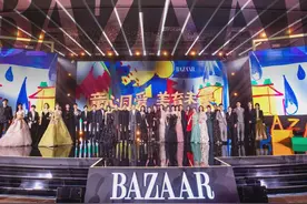 慈善明星夜大合照公开，C位当之无愧，宋茜被P上去，杨幂上前救场图片