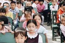 幼儿园“高颜值女孩”火了，在人群中脱颖而出，网友：天生的女主图片