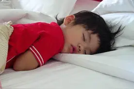 睡前抚摸宝宝3个部位，容易入睡还睡得安稳，很多妈妈却从来不碰图片