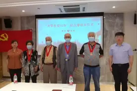 七里河区颁发“光荣在党50年”纪念章图片