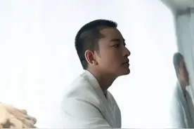 36岁贾乃亮的西装圣经 简约黑白才是真正的高级男人味图片