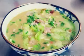 夏季宜喝汤之五：丝瓜瘦肉汤，绿里透白，清香怡人，味道鲜美图片