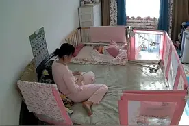 趁宝宝睡着，保姆在一旁重复做动作，宝妈从监控看到后感动图片