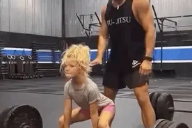 澳大利亚“虎妈”晒7岁女儿举铁视频，重量惊呆网友……图片