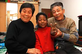 21年前，上海奶奶捡到了一个黑人男孩，如今怎么样了？图片