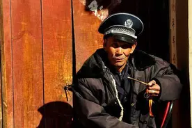 为何工厂保安月薪2000还有人愿干？老保安告诉你背后的灰色收入图片