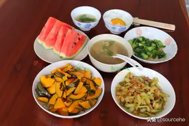 2个单身女孩的晚餐，三菜一汤，不足10元，网友：可以娶回家图片