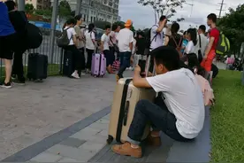 工厂周末只安排临时工上班，老板：临时工比正式工更省钱图片