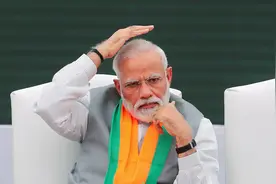 印度疫情：富豪乘私人飞机出逃，穷人喝牛尿防疫，尸体堆满火葬场图片