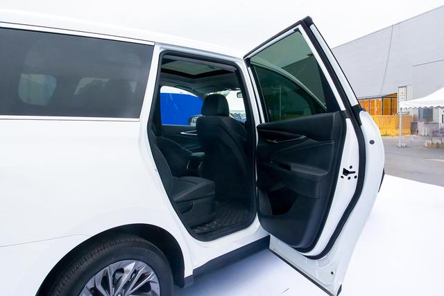 场地试驾上汽MAXUS EUNIQ 5，底盘质感出色的家用MPV