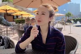 48岁黎姿也太美了！穿条纹polo衫配丸子甜美清新，这状态只有25岁图片