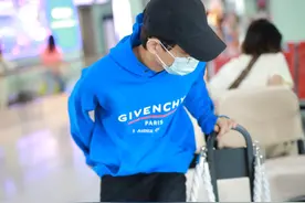 丁禹兮现身机场纤细长腿超吸睛，蓝色卫衣减龄十足图片