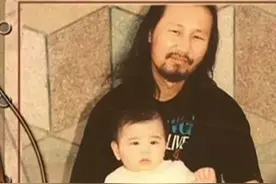 2010年腾格尔6岁小女夭折，终身不能原谅自己嗜酒如命酿下的罪行图片