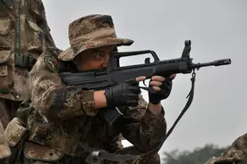 美军黑科技加身，我军步枪却不配瞄准镜？95式已装上“高科技”图片