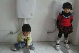2岁半女儿幼儿园回家，抓紧裤子说不能尿尿，脱下裤子妈妈失控图片