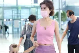 45岁金巧巧太张扬，穿小背心带儿子走机场，丰盈身材真撩人图片