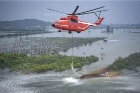 米-26米-171直升机空投石块封堵富河溃口，小松鼠直升机空中指挥图片