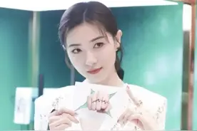 有一种美叫“万茜的温柔”中性冷艳的她 搭配蕾丝裙如此多娇图片