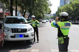 看到交警正给你车贴罚单，别急着上前理论，这样做能让你逃过一劫图片