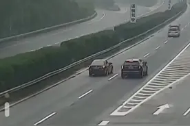高速公路上正常行驶的车辆撞到突然停下的前车，却被判负主要责任图片