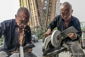 城市里的磨刀老人，磨一把刀20元，贵吗？图片