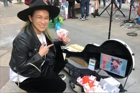 《偏爱》张芸京街头辛苦卖唱，一晚上才捞金过万，曾欠债吞药轻生图片