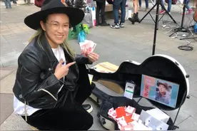 《偏爱》张芸京街头辛苦卖唱，一晚上才捞金过万，曾欠债吞药轻生图片