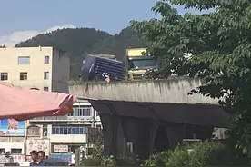 突发！贵阳一高架桥上发生车祸，13米长挂车侧翻图片