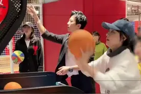 邓超孙俪高调现身游戏城，打打闹闹如热恋般甜蜜，引众人围观拍照图片