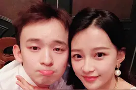 董子健满脸胡茬探班妻子，两人甜蜜躺腿互动，孙怡当众抠鼻显不雅图片