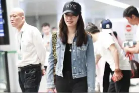 姚晨真会穿，身穿基础款牛仔外套搭配紧身裤，大长腿实力吸睛图片