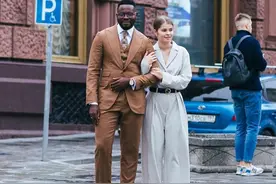 俄罗斯街头秋季时尚街拍，时尚是不分国籍的图片