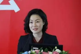 中国“最贵”女秘书朱旭，年薪849万年终奖千万，45岁至今未婚？图片