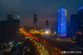 航拍济南CBD夜景，高楼大厦灯火辉煌图片