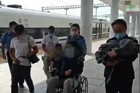 母女平安！孕妇高铁卫生间分娩 同车妇产科医生听到广播后现场接生图片