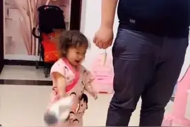 骗生女儿系列：闺女为了偷吃帽子都不要了，成功吃到的表情太逗了图片