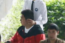 易烊千玺偷拍胖虎，胖虎发现后还害羞了图片
