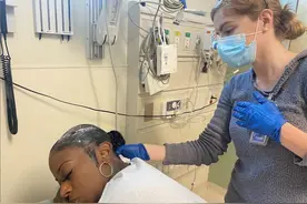 美国女子误将强力胶水当成定型喷雾 每日洗头15次仍难去除图片