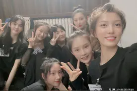 张子枫北电入学考试与同学合影，C位出镜被美女同学碾压图片