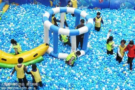 孩子光着脚丫子走路会着凉？家长大可不必担心图片