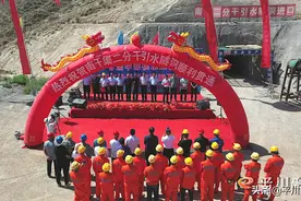 甘肃中部生态移民扶贫开发供水工程南干渠二分干引水隧洞顺利贯通图片