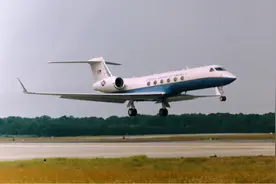 美国神秘专机抵达台湾，次日解放军防空飞弹上演精确打击演练图片