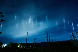 50多枚不明光柱入侵日本夜空，网友：人类补完计划启动图片