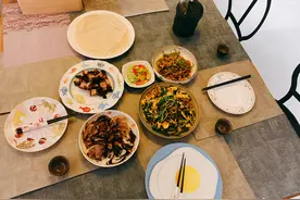 张若昀为唐艺昕下厨，家里一个盘子就得上千！食材普通人都买不到图片