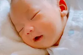 那个我曾经想“赶走”的月嫂，在她走后，我却哭的最凶图片