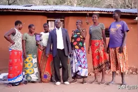 非洲老头娶了8个妻子，个个貌美如花，每天都在烦恼和谁睡觉图片