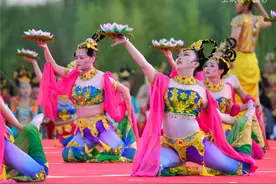 穿敦煌服跳敦煌舞舞动大漠敦煌图片