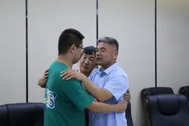 郭新振看过《失孤》，养父母却隐瞒被拐事实，他们值得被原谅吗？图片