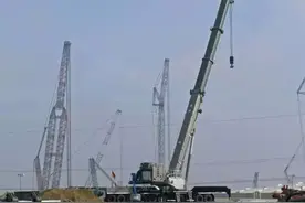 这辆750吨吊车，为啥比国产1200吨还贵？图片